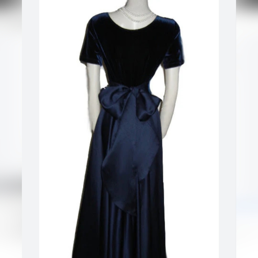 Elegant Formal Navy Blue Velvet & Satin Gown With Satin Bow